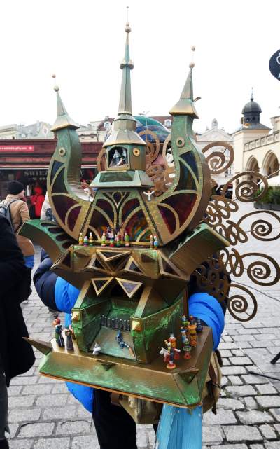 Pokaz szopek na Rynku w Krakowie, drut kolczasty i mędrcy ze wschodu - zdjęcie 22