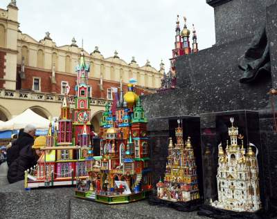 Pokaz szopek na Rynku w Krakowie, drut kolczasty i mędrcy ze wschodu - zdjęcie 28