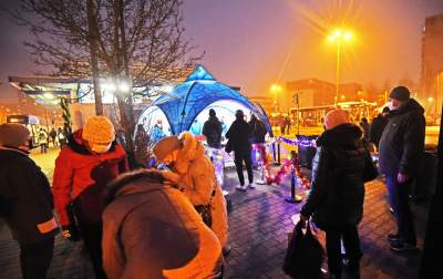 Za czym kolejka ta stoi? Za porcją smażonej rybki z kapustą - zdjęcie 6