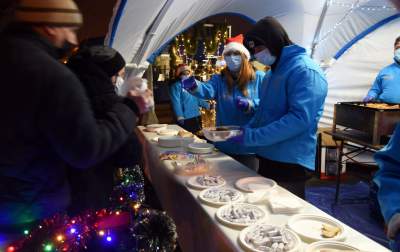 Za czym kolejka ta stoi? Za porcją smażonej rybki z kapustą - zdjęcie 12