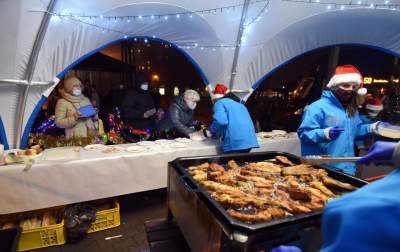 Za czym kolejka ta stoi? Za porcją smażonej rybki z kapustą - zdjęcie 14