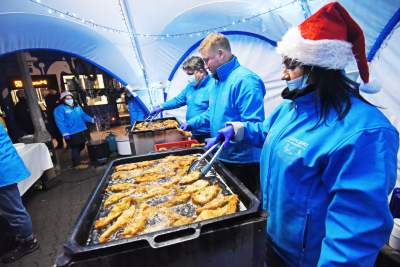 Za czym kolejka ta stoi? Za porcją smażonej rybki z kapustą - zdjęcie 3