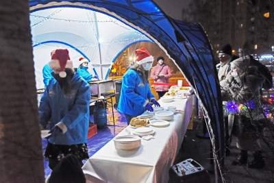 Za czym kolejka ta stoi? Za porcją smażonej rybki z kapustą - zdjęcie 5