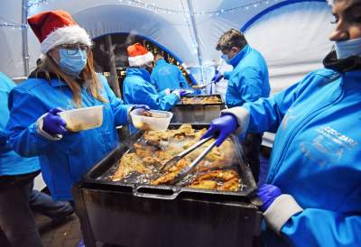 Za czym kolejka ta stoi? Za porcją smażonej rybki z kapustą - zdjęcie 11