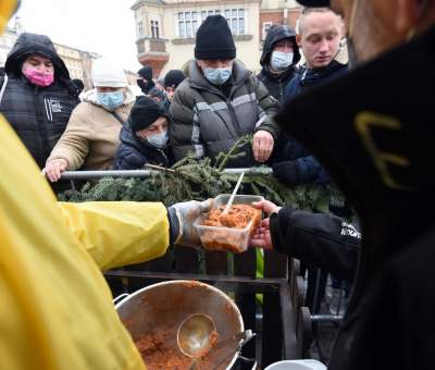 Wigilia dla bezdomnych i potrzebujących. fot. Marek Lasyk - zdjęcie 24