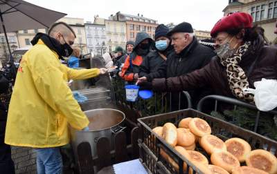 Wigilia dla bezdomnych i potrzebujących. fot. Marek Lasyk - zdjęcie 13