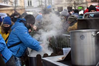 Wigilia dla bezdomnych i potrzebujących. fot. Marek Lasyk - zdjęcie 27