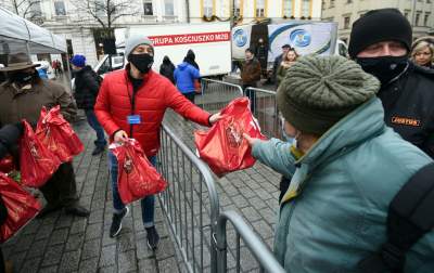 Wigilia dla bezdomnych i potrzebujących. fot. Marek Lasyk - zdjęcie 11