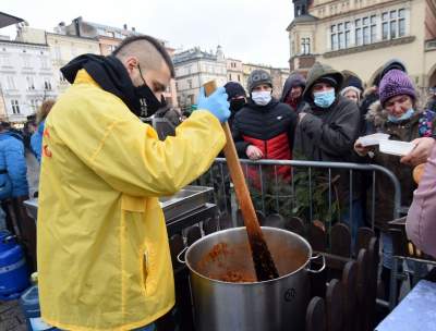 Wigilia dla bezdomnych i potrzebujących. fot. Marek Lasyk - zdjęcie 8