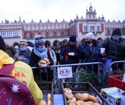 Wigilia dla bezdomnych i potrzebujących. fot. Marek Lasyk - zdjęcie 30