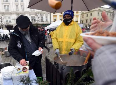 Wigilia dla bezdomnych i potrzebujących. fot. Marek Lasyk - zdjęcie 15