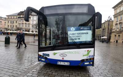 Wigilia dla bezdomnych i potrzebujących. fot. Marek Lasyk - zdjęcie 32