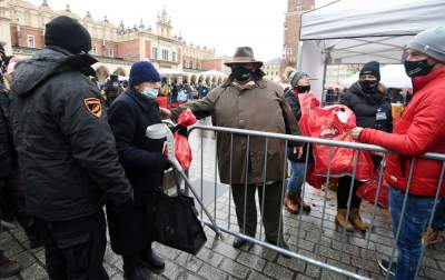 Wigilia dla bezdomnych i potrzebujących. fot. Marek Lasyk - zdjęcie 12