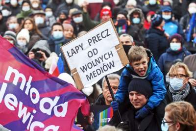 Protest w obronie wolnych mediów. fot. Marek Lasyk - zdjęcie 27