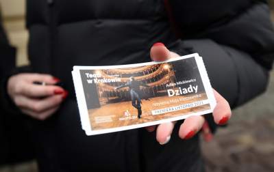 Podsumowanie roku (4) w obronie uchodźców, tytuł dla Tokarczuk, "afera" wokół "Dziadów" - zdjęcie 19