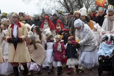 Tłumy w Orszaku Trzech Króli (Rok 2022) - zdjęcie 11