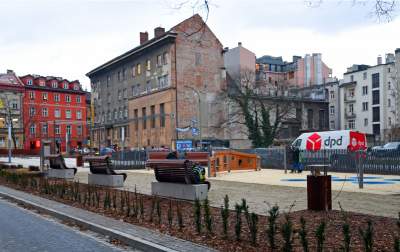 Plac Biskupi po modernizacji. Wiosną będzie tu pięknie - zdjęcie 1