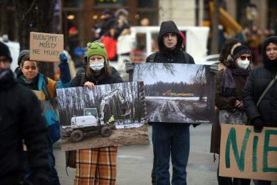 Zbudowali na Rynku tekturowy mur i go obalili.  "Murowana katastrofa" - zdjęcie 28