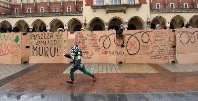Zbudowali na Rynku tekturowy mur i go obalili.  "Murowana katastrofa" - zdjęcie 5