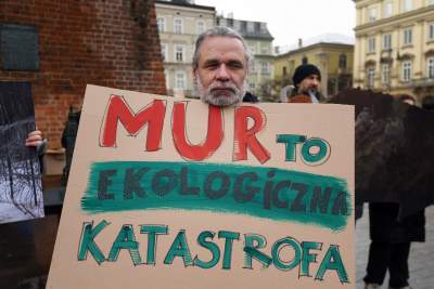 Zbudowali na Rynku tekturowy mur i go obalili.  "Murowana katastrofa" - zdjęcie 22