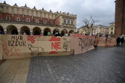 Zbudowali na Rynku tekturowy mur i go obalili.  "Murowana katastrofa" - zdjęcie 4