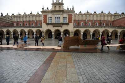 Zbudowali na Rynku tekturowy mur i go obalili.  "Murowana katastrofa" - zdjęcie 11