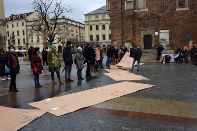 Zbudowali na Rynku tekturowy mur i go obalili.  "Murowana katastrofa" - zdjęcie 12
