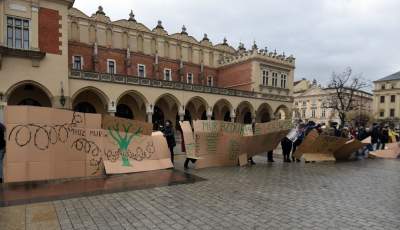 Zbudowali na Rynku tekturowy mur i go obalili.  "Murowana katastrofa" - zdjęcie 8
