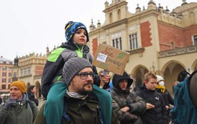 Zbudowali na Rynku tekturowy mur i go obalili.  "Murowana katastrofa" - zdjęcie 39