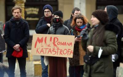 Zbudowali na Rynku tekturowy mur i go obalili.  "Murowana katastrofa" - zdjęcie 33