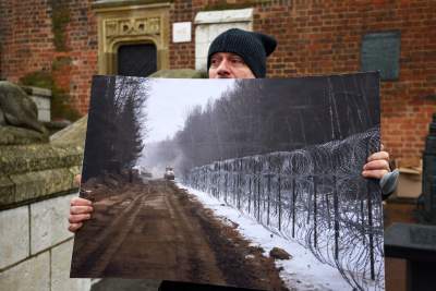 Zbudowali na Rynku tekturowy mur i go obalili.  "Murowana katastrofa" - zdjęcie 23