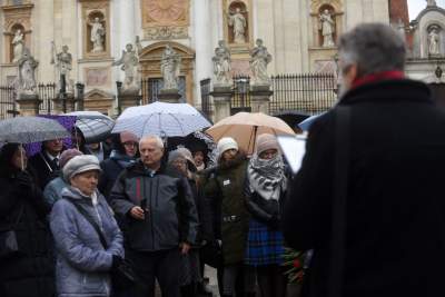 Jeden z najbardziej nieudanych pomników w Krakowie. Bronią go różańcem - zdjęcie 12