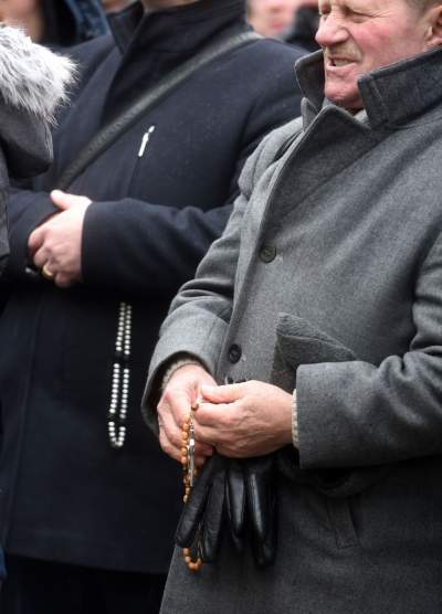 Jeden z najbardziej nieudanych pomników w Krakowie. Bronią go różańcem - zdjęcie 14