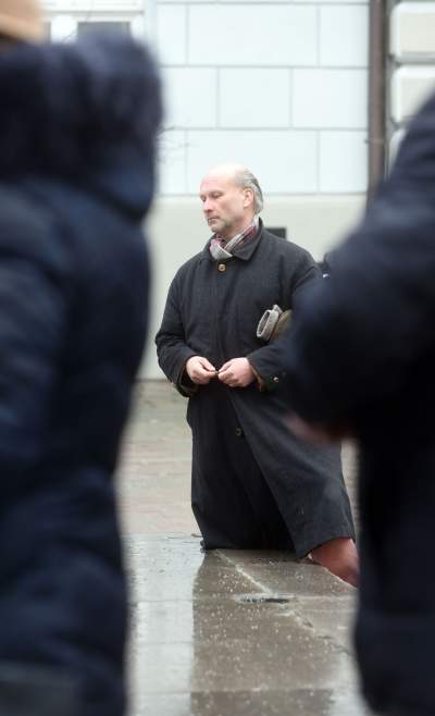 Jeden z najbardziej nieudanych pomników w Krakowie. Bronią go różańcem - zdjęcie 18