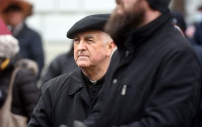 Jeden z najbardziej nieudanych pomników w Krakowie. Bronią go różańcem - zdjęcie 11