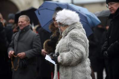 Jeden z najbardziej nieudanych pomników w Krakowie. Bronią go różańcem - zdjęcie 24