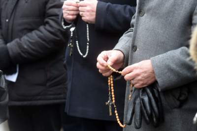 Jeden z najbardziej nieudanych pomników w Krakowie. Bronią go różańcem - zdjęcie 21