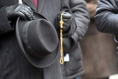 Jeden z najbardziej nieudanych pomników w Krakowie. Bronią go różańcem - zdjęcie 19