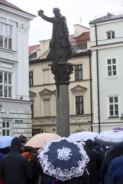 Jeden z najbardziej nieudanych pomników w Krakowie. Bronią go różańcem - zdjęcie 16