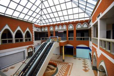 Opustoszała galeria handlowa, fot. Marek Lasyk - zdjęcie 40