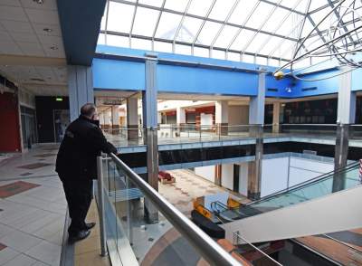 Opustoszała galeria handlowa, fot. Marek Lasyk - zdjęcie 26