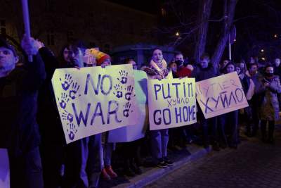 Tysiące krakowian przed konsulatem Rosji, fot. Marek Lasyk - zdjęcie 20