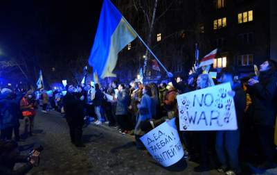 Tysiące krakowian przed konsulatem Rosji, fot. Marek Lasyk - zdjęcie 15