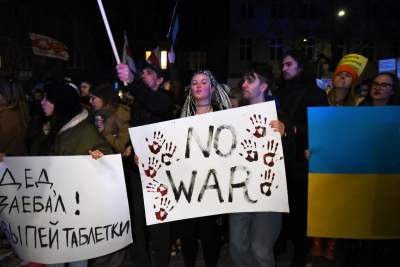 Tysiące krakowian przed konsulatem Rosji, fot. Marek Lasyk - zdjęcie 16