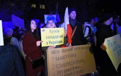 Tysiące krakowian przed konsulatem Rosji, fot. Marek Lasyk - zdjęcie 8