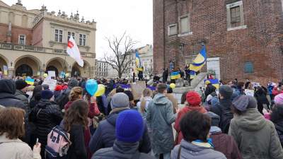Hymn Ukrainy, wspólna modlitwa, braterstwo. Antywojenna manifestacja na Rynku - zdjęcie 1