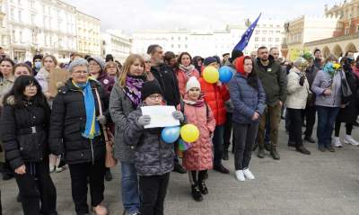 Hymn Ukrainy, wspólna modlitwa, braterstwo. Antywojenna manifestacja na Rynku - zdjęcie 7