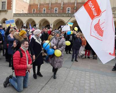 Hymn Ukrainy, wspólna modlitwa, braterstwo. Antywojenna manifestacja na Rynku - zdjęcie 12