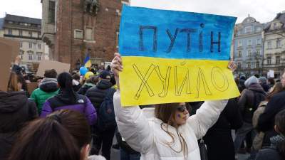 Hymn Ukrainy, wspólna modlitwa, braterstwo. Antywojenna manifestacja na Rynku - zdjęcie 24