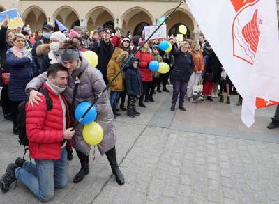 Hymn Ukrainy, wspólna modlitwa, braterstwo. Antywojenna manifestacja na Rynku - zdjęcie 15